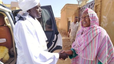 في مدينةٍ أنهكتها الحرب، لكنها لم تفقد ذاكرتها، جاءت الزيارة كفعلٍ رمزي يحمل أكثر من معنى، حين طرق والي الخرطوم باب الفنانة القديرة ناهد حسن، لا بصفته مسؤولًا فحسب، بل شاهدًا على زمنٍ صاغته الدراما واحتفظت به الوجدان.