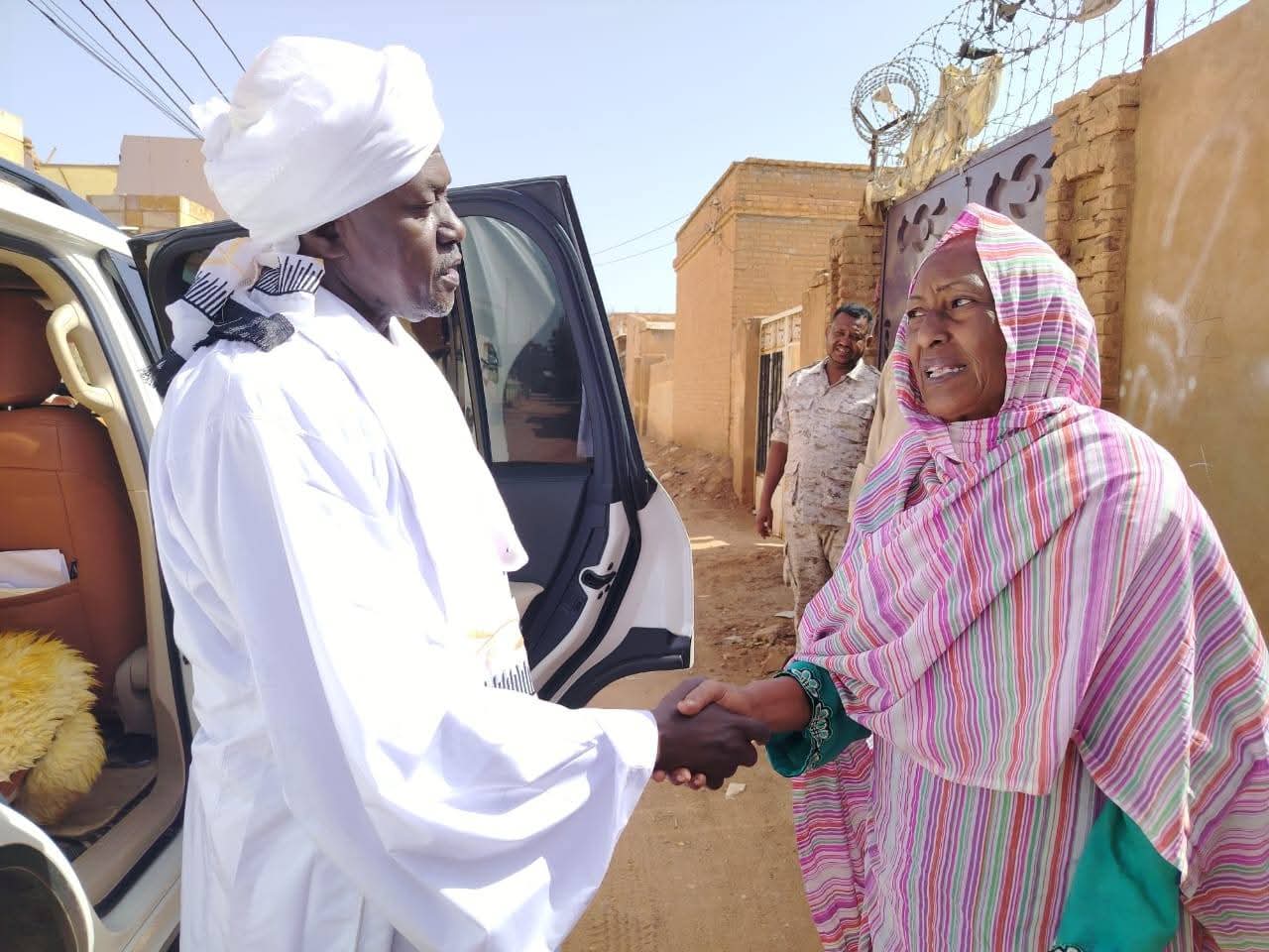 في مدينةٍ أنهكتها الحرب، لكنها لم تفقد ذاكرتها، جاءت الزيارة كفعلٍ رمزي يحمل أكثر من معنى، حين طرق والي الخرطوم باب الفنانة القديرة ناهد حسن، لا بصفته مسؤولًا فحسب، بل شاهدًا على زمنٍ صاغته الدراما واحتفظت به الوجدان.