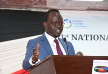 نفى وزير المالية المقال في جنوب السودان الدكتور باك برنابا شول، الأحد، صحة الأنباء التي تحدثت عن محاولته مغادرة البلاد هربًا من اتهامات بالفساد، وذلك عقب حادثة وقعت في مدينة نيمولي الحدودية مع أوغندا.