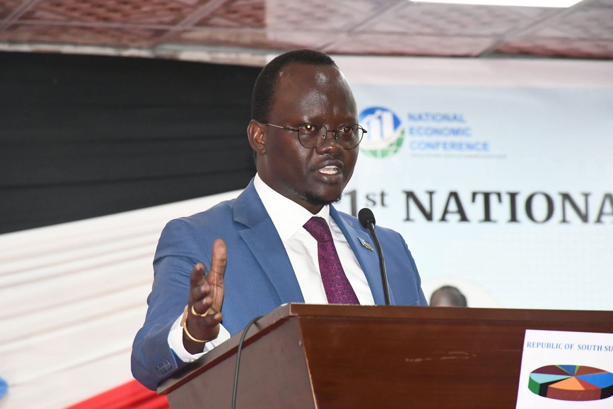 نفى وزير المالية المقال في جنوب السودان الدكتور باك برنابا شول، الأحد، صحة الأنباء التي تحدثت عن محاولته مغادرة البلاد هربًا من اتهامات بالفساد، وذلك عقب حادثة وقعت في مدينة نيمولي الحدودية مع أوغندا.