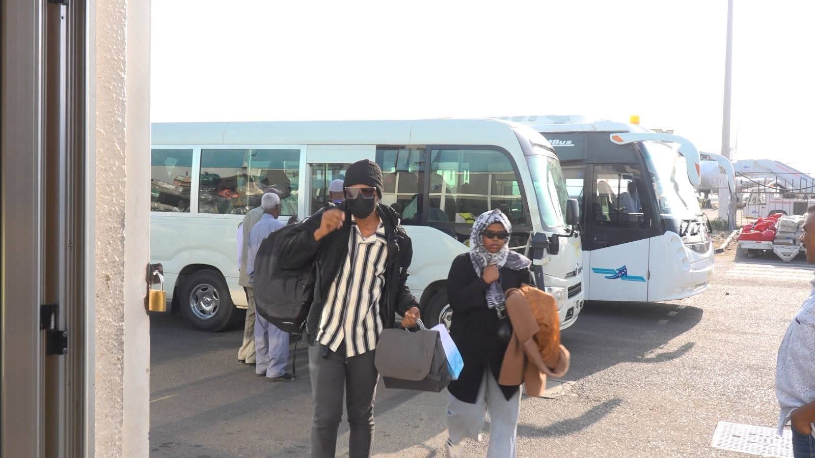 في عملية لوجستية معقدة عكست تنسيقاً دبلوماسياً مكثفاً، استقبل مطار بورتسودان الدولي مساء الجمعة 24 طالباً سودانياً جرى إجلاؤهم من الجامعات الإيرانية، في خطوة تأتي تنفيذاً لتوجيهات حكومية مباشرة بتأمين عودة الرعايا العالقين في الخارج.