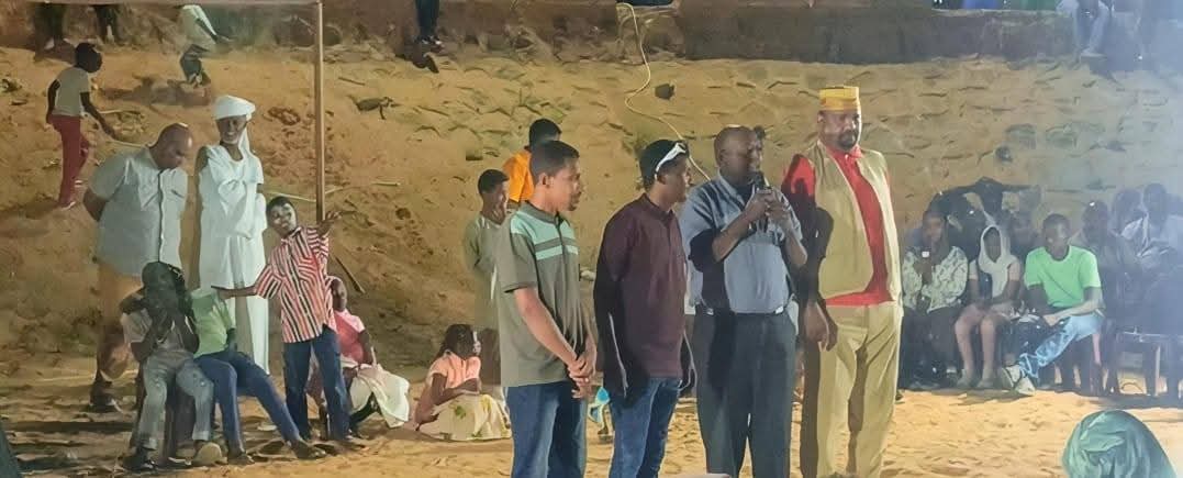 تألقت ضفاف خور أبو عنجة العريق بقلب أم درمان مساء أمس الأول ، في ليلة استثنائية امتزجت فيها الفنون بالروح الاجتماعية الوثابة، لتثبت "القلعة الصامدة" أن نبض الحياة فيها لا يتوقف. وضمن فعاليات "ليالي العيد" المتواصلة