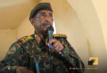 زار رئيس مجلس السيادة الانتقالي والقائد العام للقوات المسلحة السوداني، الفريق أول الركن عبد الفتاح البرهان، الجمعة  قرية "شكيري" بولاية النيل الأبيض، للاطلاع على موقع استهدافه مؤخراً بواسطة طائرة مسيرة نفذتها مليشيا آل دقلو، حيث أسفر الهجوم عن استشهاد وإصابة عدد من المواطنين.