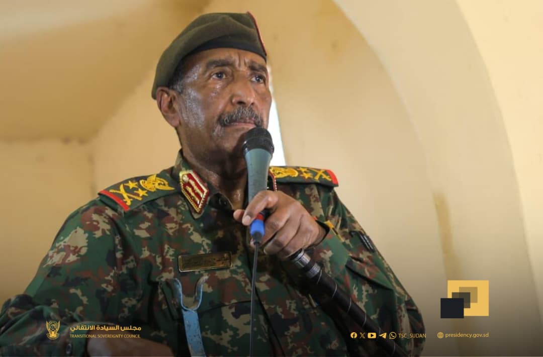 زار رئيس مجلس السيادة الانتقالي والقائد العام للقوات المسلحة السوداني، الفريق أول الركن عبد الفتاح البرهان، الجمعة  قرية "شكيري" بولاية النيل الأبيض، للاطلاع على موقع استهدافه مؤخراً بواسطة طائرة مسيرة نفذتها مليشيا آل دقلو، حيث أسفر الهجوم عن استشهاد وإصابة عدد من المواطنين.