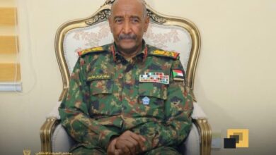 تلقى رئيس مجلس السيادة الانتقالي القائد العام للقوات المسلحة، عبد الفتاح البرهان، اليوم الجمعة، تهاني عيد الفطر المبارك من قيادات شرطية وعسكرية، في وقت شارك فيه المواطنين احتفالاتهم بالعيد في العاصمة، وفق ما أفاد به إعلام مجلس السيادة الانتقالي.