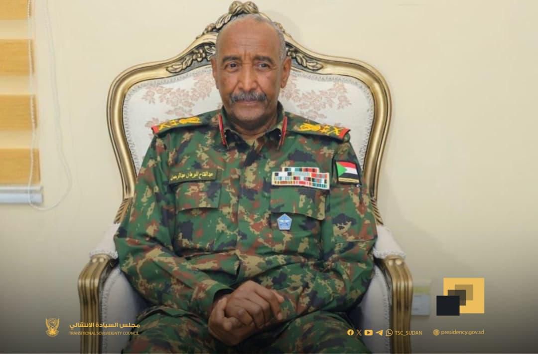 تلقى رئيس مجلس السيادة الانتقالي القائد العام للقوات المسلحة، عبد الفتاح البرهان، اليوم الجمعة، تهاني عيد الفطر المبارك من قيادات شرطية وعسكرية، في وقت شارك فيه المواطنين احتفالاتهم بالعيد في العاصمة، وفق ما أفاد به إعلام مجلس السيادة الانتقالي.