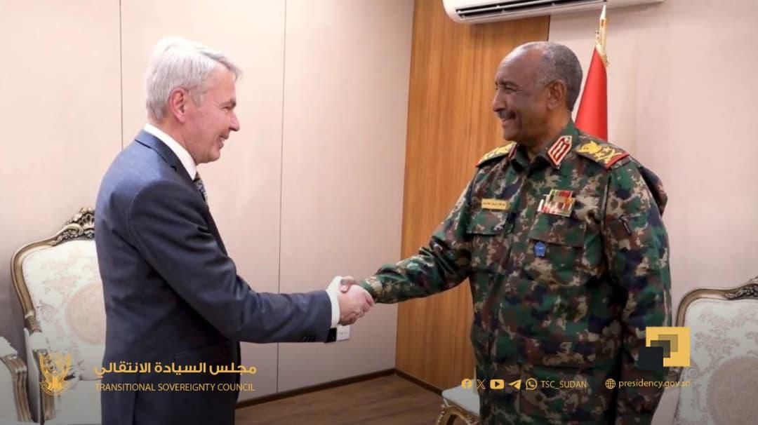 في تحرّك دبلوماسي لافت، التقى رئيس مجلس السيادة الانتقالي والقائد العام للقوات المسلحة، عبد الفتاح البرهان، اليوم، الأربعاء المبعوث الشخصي للأمين العام للأممالمتحدة، بيكا هافيستو، وذلك بحضور وزير الخارجية والتعاون الدولي السفير محي الدين سالم