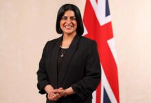 يواجه قرار وزيرة الداخلية البريطانية شابانا محمود تصعيدًا قانونيًا، بعد أن رفع ستة طلاب، خمسة منهم من السودان وواحد من أفغانستان، دعوى قضائية للطعن في حظر منحهم تأشيرات الدراسة، معتبرين أن القرار ينطوي على تمييز مباشر وانتهاك لحقوقهم الأساسية