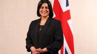 يواجه قرار وزيرة الداخلية البريطانية شابانا محمود تصعيدًا قانونيًا، بعد أن رفع ستة طلاب، خمسة منهم من السودان وواحد من أفغانستان، دعوى قضائية للطعن في حظر منحهم تأشيرات الدراسة، معتبرين أن القرار ينطوي على تمييز مباشر وانتهاك لحقوقهم الأساسية