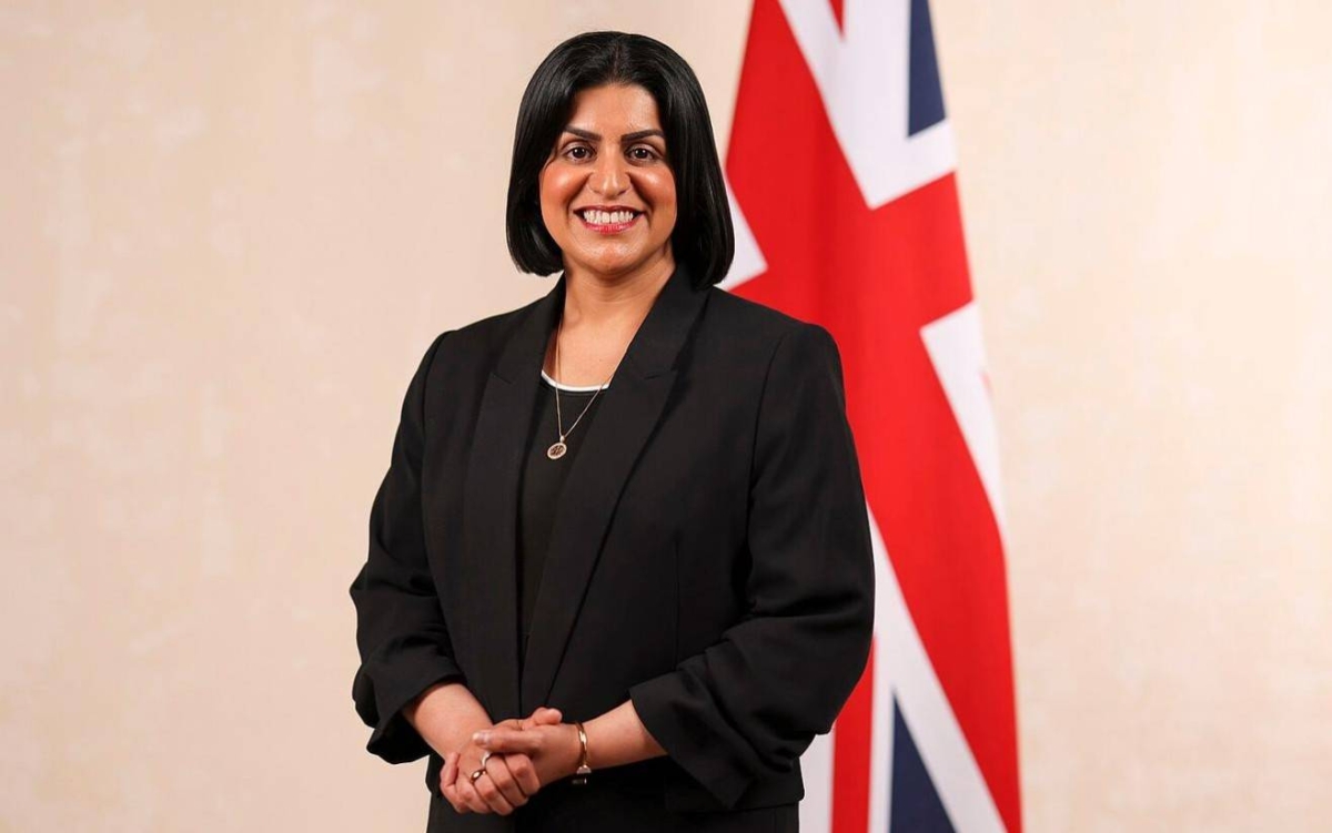 يواجه قرار وزيرة الداخلية البريطانية شابانا محمود تصعيدًا قانونيًا، بعد أن رفع ستة طلاب، خمسة منهم من السودان وواحد من أفغانستان، دعوى قضائية للطعن في حظر منحهم تأشيرات الدراسة، معتبرين أن القرار ينطوي على تمييز مباشر وانتهاك لحقوقهم الأساسية