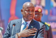 جوبا ـالنورس نيوز  ـ أعلنت وزارة العدل والشؤون الدستورية في جنوب السودان، السبت، أنها علّقت النظر في عريضة قانونية مقدمة نيابة عن الطبيب بنجامين بول ميل، بسبب ما وصفته بـ"لغة غير لائقة" في صياغتها وتسريبها إلى وسائل الإعلام.