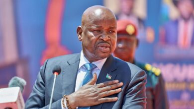 جوبا ـالنورس نيوز  ـ أعلنت وزارة العدل والشؤون الدستورية في جنوب السودان، السبت، أنها علّقت النظر في عريضة قانونية مقدمة نيابة عن الطبيب بنجامين بول ميل، بسبب ما وصفته بـ"لغة غير لائقة" في صياغتها وتسريبها إلى وسائل الإعلام.