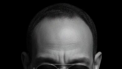 أعلن شاعر وملحن ومغنٍ سوداني امتلاكه الحقوق الحصرية لأغنية «حنانك وين»، اتهامه لقناة البلد السودانية بارتكاب انتهاك لحقوق الملكية الفكرية بعد بث الأغنية في أحد برامجها دون الحصول على إذن منه، مع نسب كلمات العمل إلى شاعر آخر.