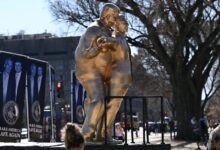 استيقظ المارة أمام مبنى الكابيتول الأمريكي على مشهد غير مألوف، حيث ارتفع تمثال ضخم مطلي بالذهب يجسد الرئيس السابق دونالد ترامب وجيفري إبستين في وضعية مستوحاة من الفيلم الشهير «تيتانيك»، مما أثار حالة من الذهول والجدل في الأوساط السياسية والفنية