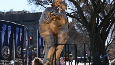 استيقظ المارة أمام مبنى الكابيتول الأمريكي على مشهد غير مألوف، حيث ارتفع تمثال ضخم مطلي بالذهب يجسد الرئيس السابق دونالد ترامب وجيفري إبستين في وضعية مستوحاة من الفيلم الشهير «تيتانيك»، مما أثار حالة من الذهول والجدل في الأوساط السياسية والفنية