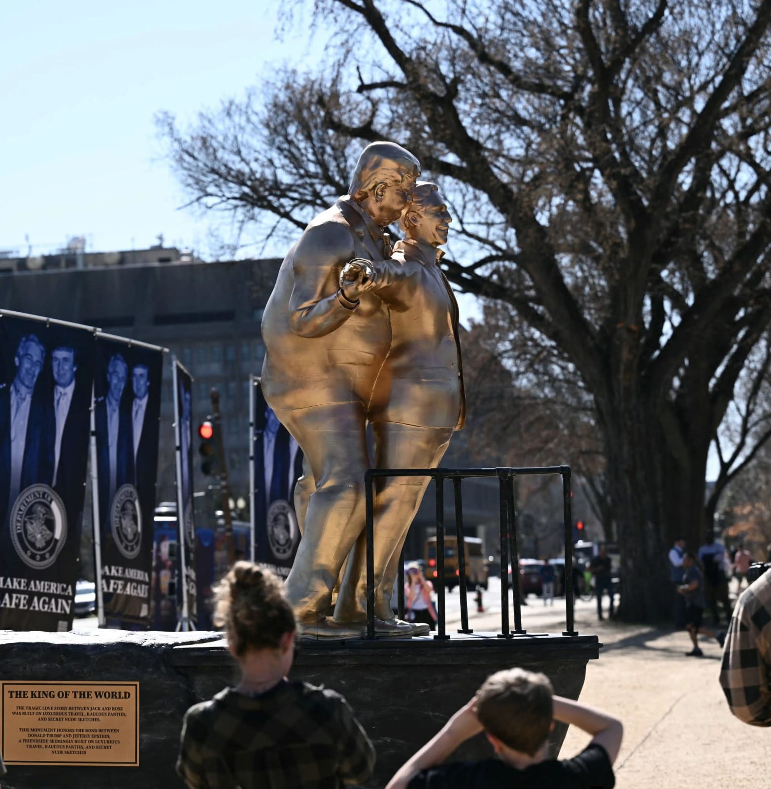 استيقظ المارة أمام مبنى الكابيتول الأمريكي على مشهد غير مألوف، حيث ارتفع تمثال ضخم مطلي بالذهب يجسد الرئيس السابق دونالد ترامب وجيفري إبستين في وضعية مستوحاة من الفيلم الشهير «تيتانيك»، مما أثار حالة من الذهول والجدل في الأوساط السياسية والفنية