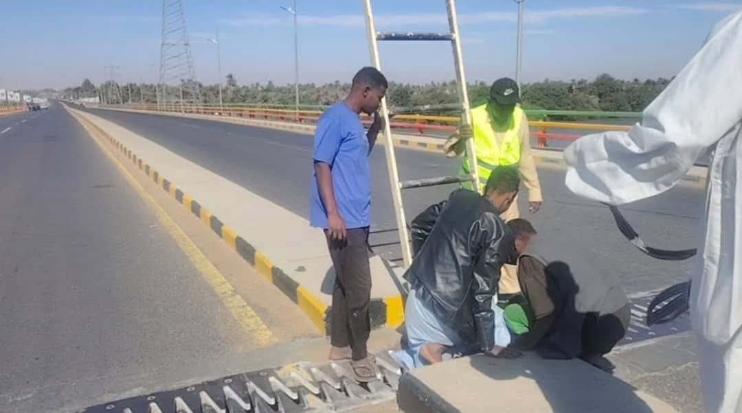 شرعت الهيئة القومية للطرق والجسور القطاع الشمالي في صيانة بعض فواصل التمدد بجسر السليم – دنقلا، بعد ظهور تشققات أثارت مخاوف المواطنين في الولاية الشمالية بالسودان