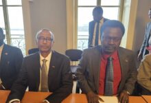 وصل حاكم إقليم دارفور، مني أركو مناوي، إلى مدينة جنيف، الاثنين، في زيارة رسمية يجري خلالها سلسلة اجتماعات مع كبار مسؤولي الأمم المتحدة والمنظمات الدولية، في خطوة تكتسب أهمية خاصة في ظل تصاعد الأزمة الإنسانية والأمنية في الإقليم.