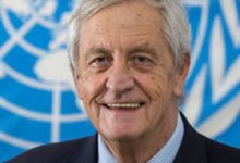 خسرت الأمم المتحدة أحد أبرز "حكماء" فض النزاعات وعرّابي التحول الديمقراطي في القارة الأفريقية، برحيل نيكولاس هايسوم، رئيس بعثتها في جنوب السودان (يونميس)، الذي فارق الحياة تاركاً وراءه إرثاً قانونياً وسياسياً بدأ من مكتب نيلسون مانديلا وانتهى في أدغال جوبا.