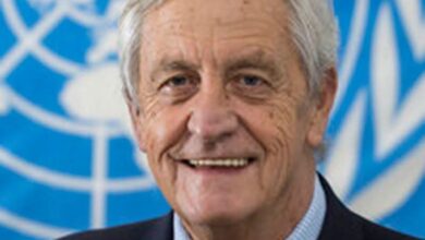 خسرت الأمم المتحدة أحد أبرز "حكماء" فض النزاعات وعرّابي التحول الديمقراطي في القارة الأفريقية، برحيل نيكولاس هايسوم، رئيس بعثتها في جنوب السودان (يونميس)، الذي فارق الحياة تاركاً وراءه إرثاً قانونياً وسياسياً بدأ من مكتب نيلسون مانديلا وانتهى في أدغال جوبا.