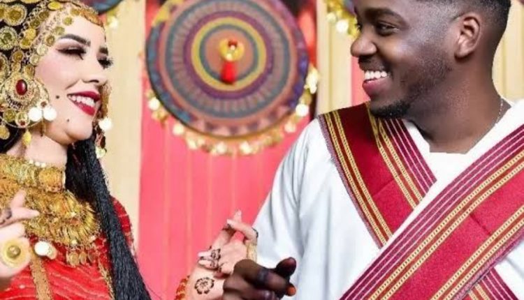 أثار الفنان السوداني مامون سوار الذهب موجة واسعة من التفاعل على مواقع التواصل الاجتماعي، بعد حديث صريح عن غيرته على زوجته خلال إحدى الحلقات الرمضانية، كاشفاً جانباً شخصياً من حياته العاطفية.