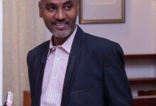 لطالما ارتبطت موجات الغلاء في السلع الغذائية بجشع التجار ودور السماسرة، إذ يصعب على كثيرين تصور أن بلدا زراعيا في الأساس يمكن أن يواجه مثل هذه الارتفاعات الحادة إلا بفعل فاعل.