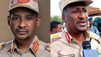 لوح في الأفق صراع خفي داخل قيادة مليشيا الدعم السريع السودانية، بين قائدها الأكثر اعتدالاً محمد حمدان دقلو، وشقيقه المتشدد عبد الرحيم دقلو، وسط تقاطع خطوط النفوذ والتهديدات العرقية التي تهدد التحالف الاستراتيجي بينهما