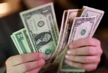 استقرت أسعار العملات الأجنبية في السوق الموازية بالسودان، يوم الخميس، بعد موجة تراجع استمرت أياماً، ليسجل الدولار الأمريكي نحو 3650 جنيهاً سودانياً،