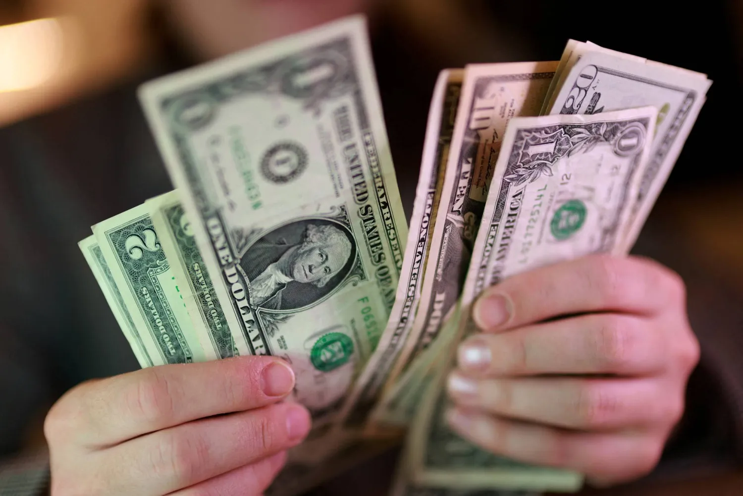 استقرت أسعار العملات الأجنبية في السوق الموازية بالسودان، يوم الخميس، بعد موجة تراجع استمرت أياماً، ليسجل الدولار الأمريكي نحو 3650 جنيهاً سودانياً،