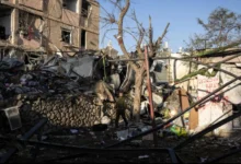 أثارت ضربة صاروخية إيرانية استهدفت محيط مدينة ديمونة في صحراء النقب جنوب إسرائيل، موجة من التساؤلات والقلق في الأوساط المصرية بشأن احتمالات تأثر البلاد في حال تعرض المفاعل النووي القريب من حدودها لأي أضرار.