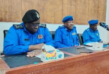 أعلنت الشرطة السودانية عزمها مراجعة ملفات الجنسية والأرقام الوطنية، مؤكدة أن أي شخص حصل على الجنسية السودانية بطرق غير شرعية سيجري نزعها منه، في وقت كشفت فيه عن نجاح عمليات أمنية واسعة خفّضت العرض العلني للمخدرات في الخرطوم بنسبة كبيرة.