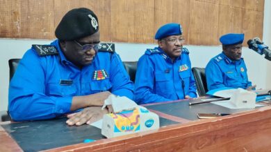 أعلنت الشرطة السودانية عزمها مراجعة ملفات الجنسية والأرقام الوطنية، مؤكدة أن أي شخص حصل على الجنسية السودانية بطرق غير شرعية سيجري نزعها منه، في وقت كشفت فيه عن نجاح عمليات أمنية واسعة خفّضت العرض العلني للمخدرات في الخرطوم بنسبة كبيرة.