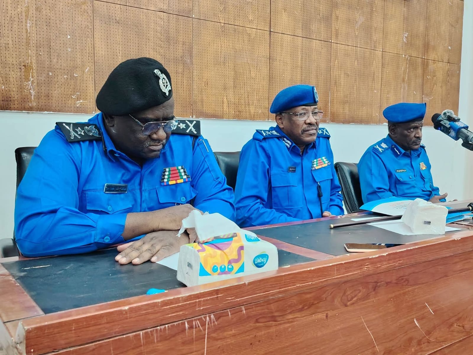 أعلنت الشرطة السودانية عزمها مراجعة ملفات الجنسية والأرقام الوطنية، مؤكدة أن أي شخص حصل على الجنسية السودانية بطرق غير شرعية سيجري نزعها منه، في وقت كشفت فيه عن نجاح عمليات أمنية واسعة خفّضت العرض العلني للمخدرات في الخرطوم بنسبة كبيرة.