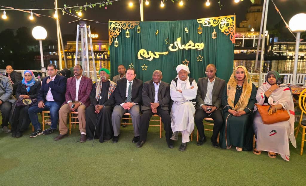في أجواء رمضانية اتسمت بالألفة والتلاقي، نظمت رابطة الصحافة الإلكترونية السودانية – مكتب القاهرة إفطارها السنوي الجمعة بحضور دبلوماسي وإعلامي لافت، جمع مسؤولين من مصر والسودان مع عدد من ممثلي المنصات الصحفية والإعلامية، في مناسبة عكست روح التضامن المهني والتواصل الثقافي بين البلدين.