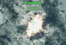 دخلت المواجهة بين إيران من جهة، وإسرائيل والولايات المتحدة من جهة أخرى، مرحلة "كسر عظم" غير مسبوقة اليوم الاثنين، مع تبادل الضربات الجوية العنيفة والتهديدات باستهداف البنية التحتية للطاقة، فيما لوّحت طهران بتحويل الخليج إلى ساحة للألغام البحرية إذا تعرضت لغزو بري.