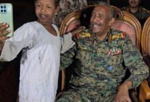 في لحظة عفوية لم تُخطَّط لها، تحوّلت صورة بسيطة التُقطت بعد الإفطار إلى حديث السودانيين على منصات التواصل الاجتماعي. فقد التقط طفل صورة “سيلفي” مع رئيس مجلس السيادة الفريق أول الركن عبد الفتاح البرهان، عقب إفطار أقامه ناظر الرباطاب بمنطقة الجزيرة مقرات يوم الإثنين