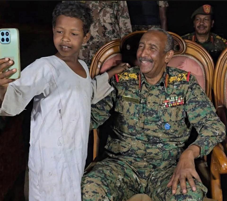 في لحظة عفوية لم تُخطَّط لها، تحوّلت صورة بسيطة التُقطت بعد الإفطار إلى حديث السودانيين على منصات التواصل الاجتماعي. فقد التقط طفل صورة “سيلفي” مع رئيس مجلس السيادة الفريق أول الركن عبد الفتاح البرهان، عقب إفطار أقامه ناظر الرباطاب بمنطقة الجزيرة مقرات يوم الإثنين