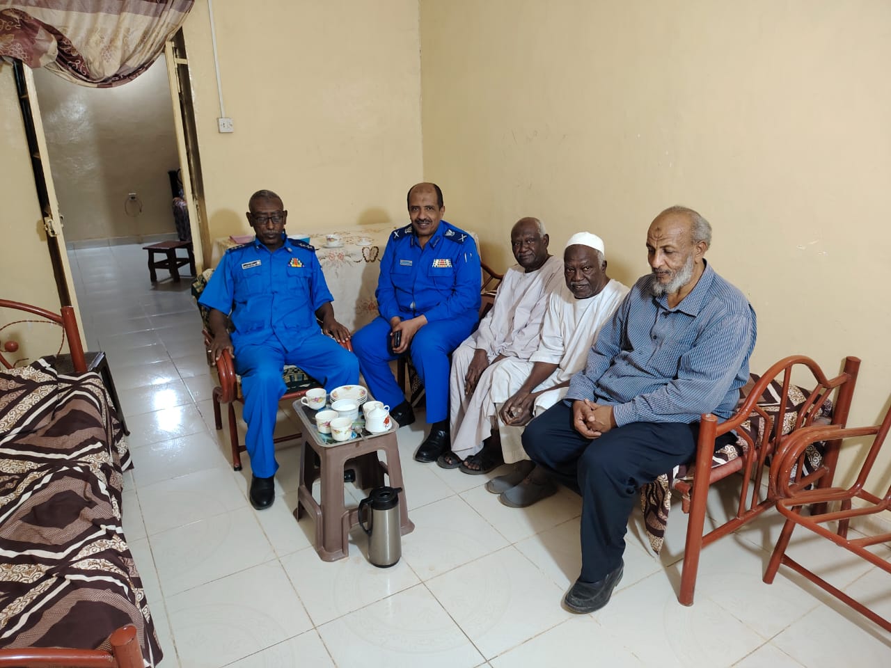 تفقد اللواء شرطة طبيب طارق حسن حاج علي، مدير الإدارة العامة للخدمات الطبية، عدداً من منسوبي الإدارة من الرعيل الأول، ضمن برنامج زيارته لقادة وضباط وضباط صف وجنود الخدمات الطبية المتقاعدين، تقديراً لما قدموه من خدمات طوال مسيرتهم العملية