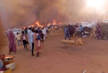 قالت منظمة إنسانية محلية إن حريقًا واسعًا اندلع، السبت، في معسكرات للنازحين بمحلية طويلة في ولاية شمال دارفور، ما أدى إلى تدمير أكثر من 1500 منزل وتشريد آلاف السكان، في واحدة من أكبر الحرائق التي تضرب المنطقة في الآونة الأخيرة