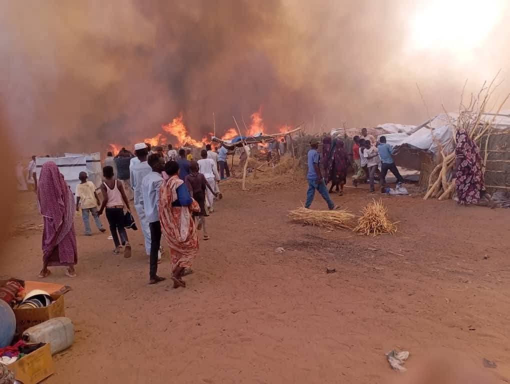 قالت منظمة إنسانية محلية إن حريقًا واسعًا اندلع، السبت، في معسكرات للنازحين بمحلية طويلة في ولاية شمال دارفور، ما أدى إلى تدمير أكثر من 1500 منزل وتشريد آلاف السكان، في واحدة من أكبر الحرائق التي تضرب المنطقة في الآونة الأخيرة