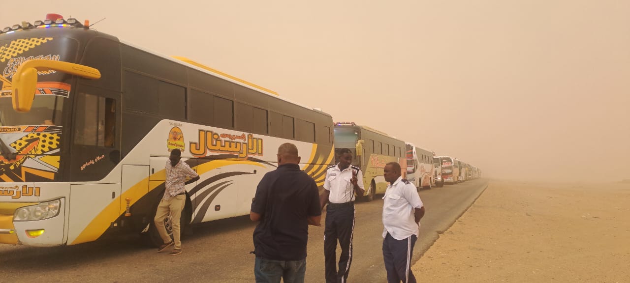 أطلقت دائرة المرور السريع بالإدارة العامة للمرور تحذيرًا عاجلًا لمستخدمي الطرق القومية والسريعة، عقب موجة من الأتربة الكثيفة والعواصف النشطة التي ضربت عددًا من ولايات البلاد، وتسببت في تدنٍ ملحوظ في مستوى الرؤية الأفقية.