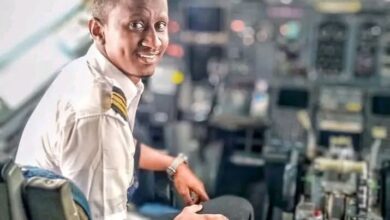 في زمن تتسارع فيه الخطى نحو المستقبل، تبرز قصص شابة تختار أن تشق طريقها بشغفٍ مختلف، متجاوزة حدود التخصصات التقليدية. ومن بين هذه النماذج، تلمع حكاية عبدالعزيز بشير عبدالقادر، أو “عزو بشير”، الذي حمل إرث الفن من جده الراحل بادي محمد الطيب، لكنه اختار أن يترجمه بلغة السماء لا الأوتار.