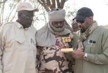 قالت مصادر موثوقة لسودان تربيون، السبت، إن الجيش التشادي عزز قواته قرب منطقة الطينة الحدودية مع السودان، وسط مخاوف من توغله داخل الأراضي السودانية في ظل تصاعد التوتر على الحدود.