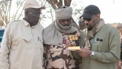 قالت مصادر موثوقة لسودان تربيون، السبت، إن الجيش التشادي عزز قواته قرب منطقة الطينة الحدودية مع السودان، وسط مخاوف من توغله داخل الأراضي السودانية في ظل تصاعد التوتر على الحدود.