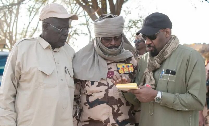 قالت مصادر موثوقة لسودان تربيون، السبت، إن الجيش التشادي عزز قواته قرب منطقة الطينة الحدودية مع السودان، وسط مخاوف من توغله داخل الأراضي السودانية في ظل تصاعد التوتر على الحدود.