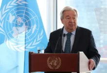 أدان الأمين العام للأمم المتحدة أنطونيو غوتيريش مقتل ما لا يقل عن 60 شخصاً، بينهم أطفال وعاملون في المجال الصحي، جراء قصف بطائرات مسيّرة استهدف مستشفى الضعين التعليمي بولاية شرق دارفور في 20 مارس.