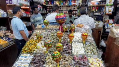   شهد العالم الإسلامي هذا العام انقسامًا نادرًا في تحديد موعد عيد الفطر، حيث توزعت الاحتفالات على ثلاثة أيام متتالية، في سابقة لافتة تعكس تباين طرق تحري هلال شهر شوال بين الدول.