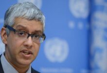 طالبت الأمم المتحدة بوقف فوري للهجمات التي تستهدف المدنيين والبنية التحتية الأساسية في السودان، محذرة من أن تصاعد حدة القتال والقيود الأمنية باتت تعرقل وصول المساعدات الحيوية إلى ملايين المحتاجين في أنحاء البلاد.