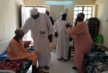 في مشهد إنساني نادر، جسّد أسمى قيم التكافل الاجتماعي، زار صديق حسن فريني، مدير عام وزارة التنمية الاجتماعية بولاية الخرطوم والوزير المكلف، نزلاء دار الضو حجوج لرعاية المسنين ببحري، ليشاركهم فرحة عيد الفطر المبارك، مؤكدًا أن "رعايتكم دينٌ في أعناقنا".