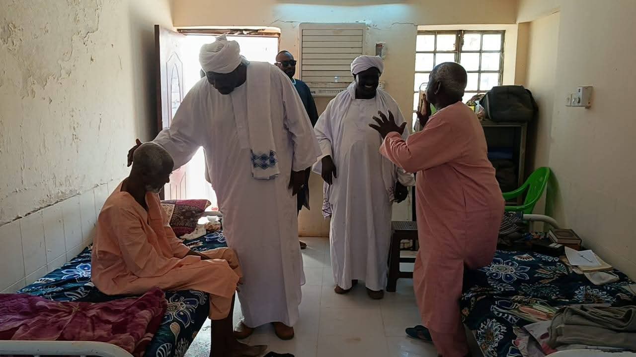 في مشهد إنساني نادر، جسّد أسمى قيم التكافل الاجتماعي، زار صديق حسن فريني، مدير عام وزارة التنمية الاجتماعية بولاية الخرطوم والوزير المكلف، نزلاء دار الضو حجوج لرعاية المسنين ببحري، ليشاركهم فرحة عيد الفطر المبارك، مؤكدًا أن "رعايتكم دينٌ في أعناقنا".